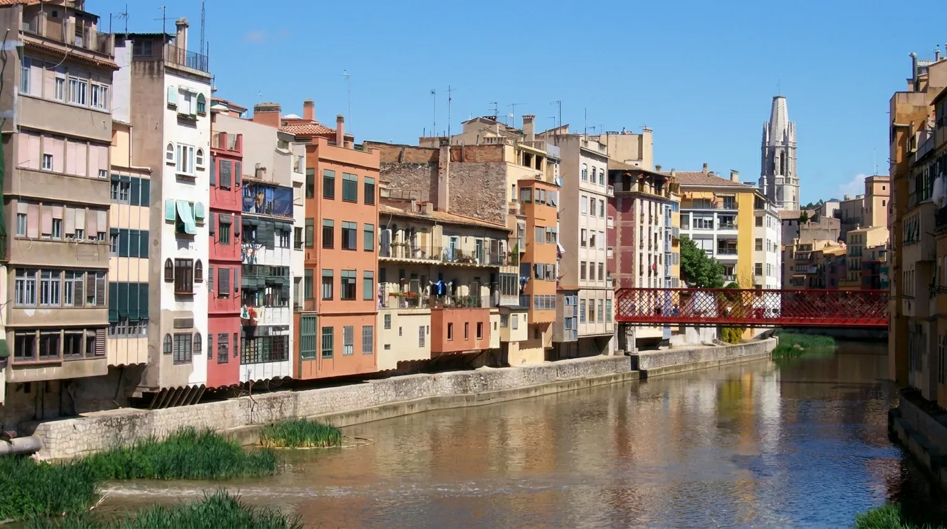 Pont de les Peixateries Velles, de rode ijzeren brug over de Onyar in Girona