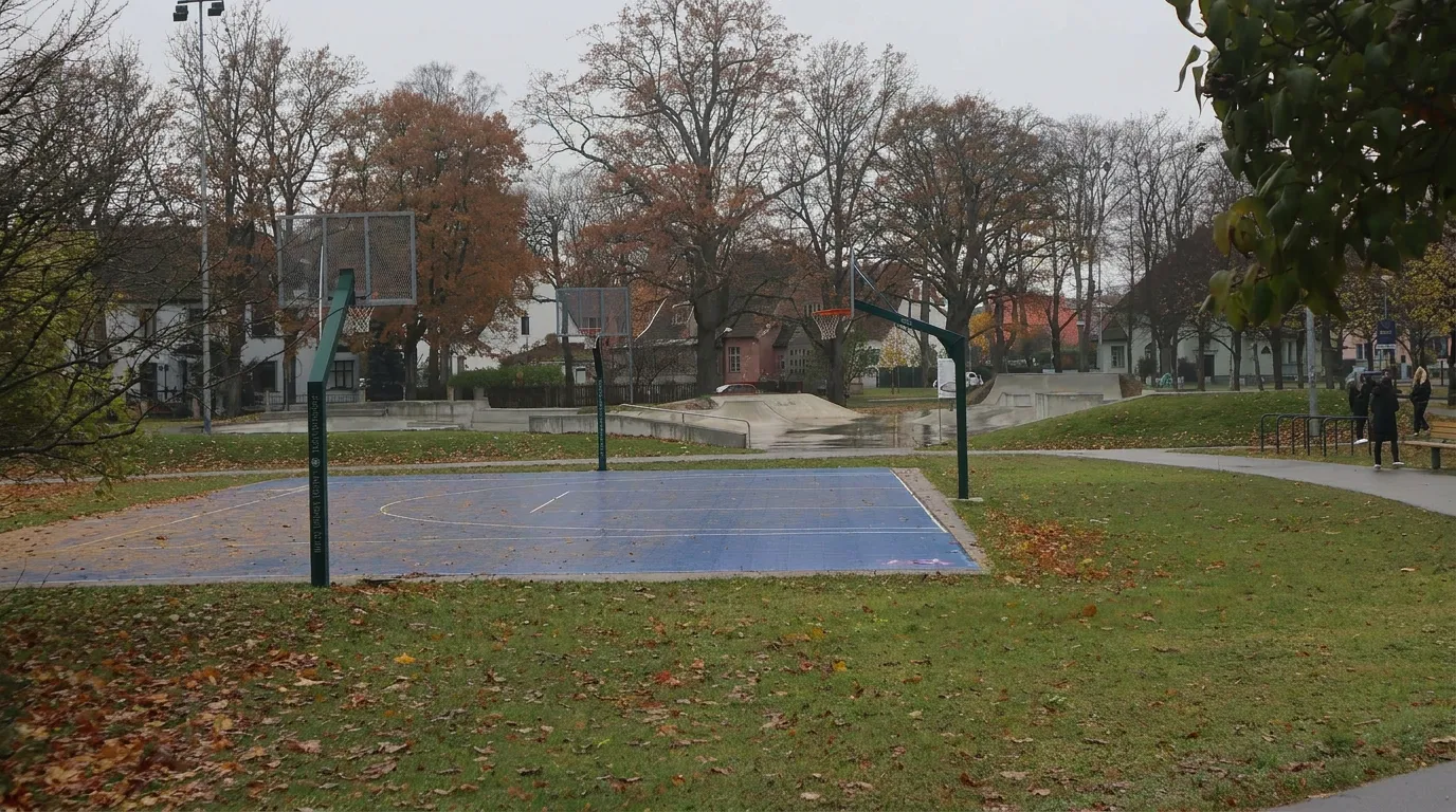 Munamäe park in Pärnu, ein ruhiger Hügelpark am Rand der Altstadt