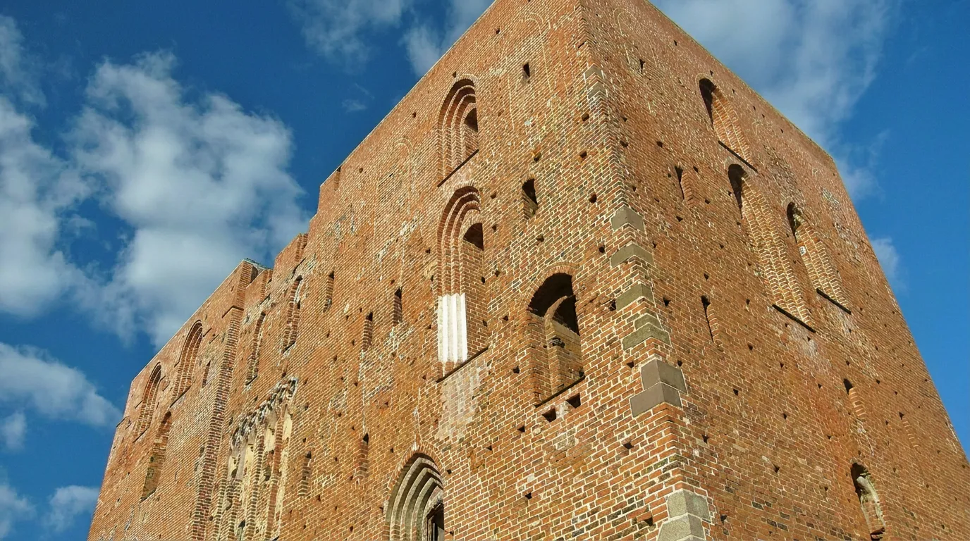 Ruínas da Catedral de Tartu na colina de Toomemägi