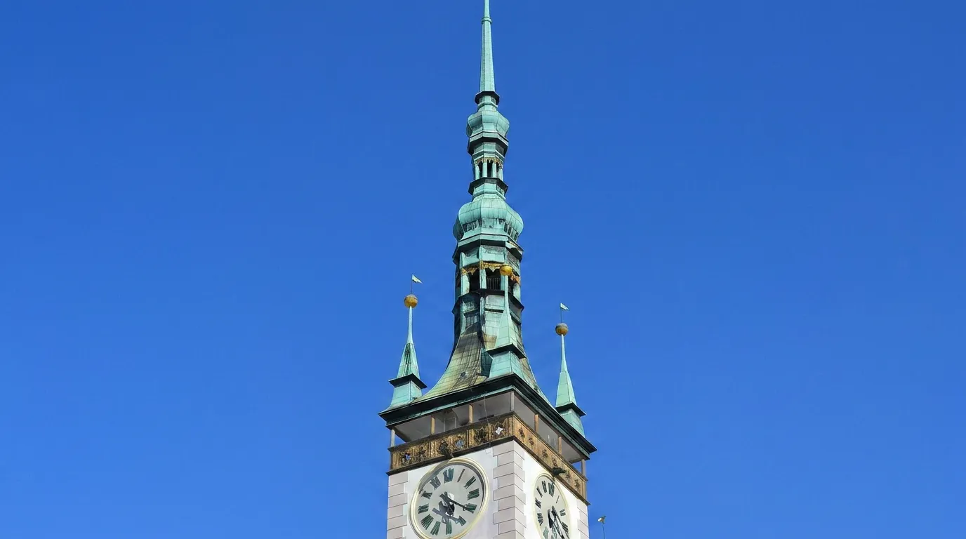O relógio astronômico de Olomouc na fachada da prefeitura