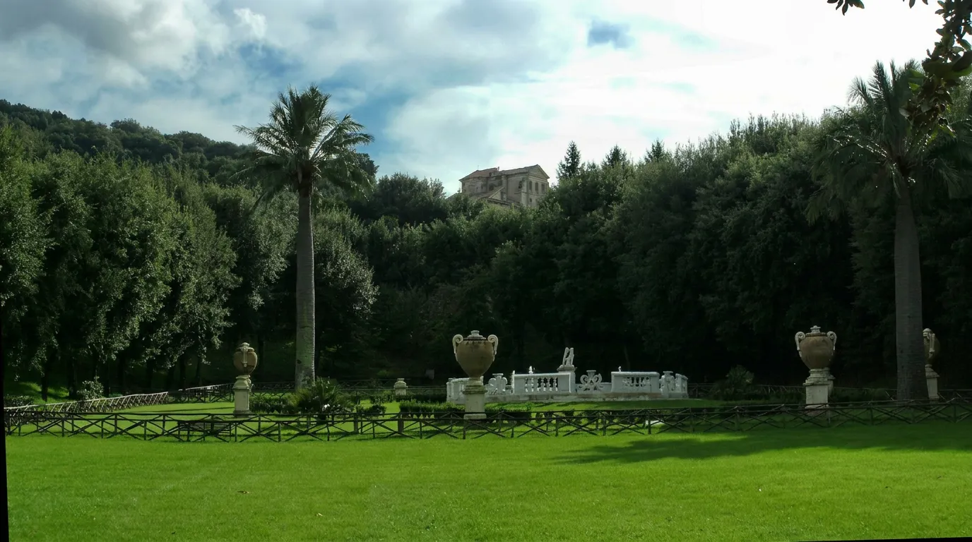 Parco dell'Ombrellino in Frascati, schattiger Park mit altem Baumbestand