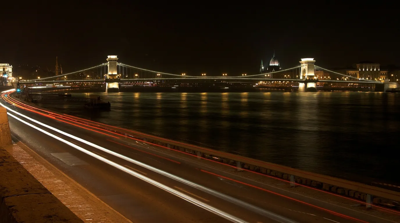 Die beleuchtete Széchenyi-Kettenbrücke über der Donau in Budapest am Abend