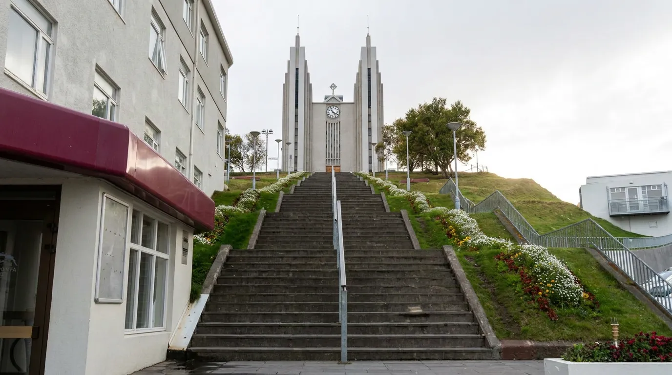 Akureyrarkirkja, de kerk van Akureyri met haar kenmerkende torens